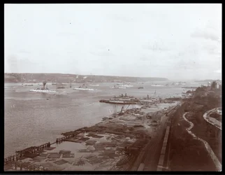 Vy över amerikanska krigsfartyg i Hudsonfloden under prins Ludvig av Battenbergs besök, 1905 (silvergelatintryck)