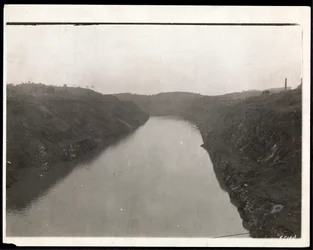 Utsikt över en nygrävd del av Panamakanalen under konstruktionen, 1912 eller 1913 (silvergelatintryck)