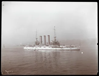Vy över ett militärfartyg, troligen på Hudson River nära West Point vid ett besök av prins Ludvig av Battenberg, 1905 (silvergelatintryck)