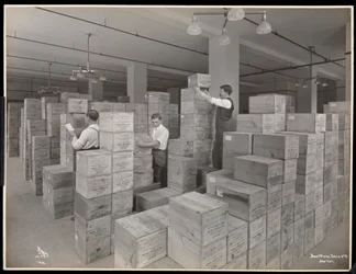 Vy över män i expeditionsrummet hos Parke, Davis och Co, kemister, Hudson och Vestry Streets, New York, 1910 (silvergelatintryck)