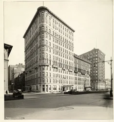 Vy över Hotel Embassy vid Broadway och 70th Street, New York, 1921 (silvergelatintryck)