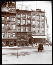 Utsikt över Hotel Hungaria och Hotel Hugh Slevin vid Union Square East och 14th Street, New York, 1905 (silvergelatintryck)