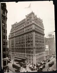 Vy över Hotel Knickerbocker, Broadway och 42nd Street, New York, 1912 (silvergelatintryck)