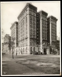 Utsikt över Hotel Majestic på 72nd Street från andra sidan Central Park West, New York, 1920 (silvergelatintryck)