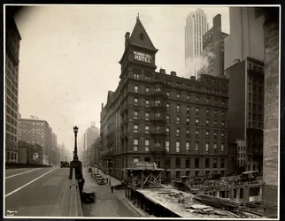 Utsikt över Murray Hill Hotel, Park Avenue och 40th Street, New York, från Park Avenue viadukten, 1931 (silvergelatintryck)