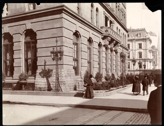 Utsikt över Waldorf Astoria Hotel och J. J. Astors bostad längs 5th Avenue på 33rd and 34th Street, New York, 1895 (silvergelatintryck)