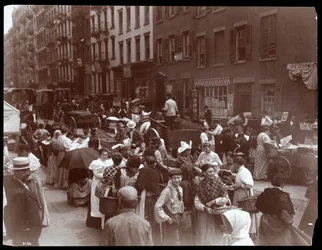 Vy över folkmassan och försäljare på Hester Street, New York, 1899 (silvergelatintryck)