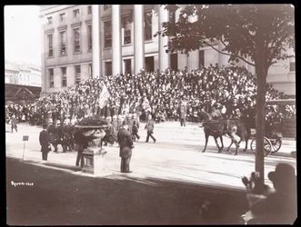 Utsikt över folkmassan på trappan till Brooklyn Borough Hall under Brooklyn Police Parade, 1897 (silvergelatintryck)