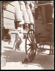 Kvinna som närmar sig en vagn vid Waldorf Astoria Hotel, 34th Street och 5th Avenue, New York, 1897 eller 1898 (silvergelatintryck)