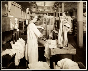 Kvinnor som märker tvättpåsar på Carolyn Laundry på 111 east 128th Street, East Harlem, New York, 1928 (silvergelatintryck)