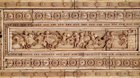 Art of the Byzantine Empire: Combat Scene. Reliefstrumpor i elfenben. Övre del av en låda (900-talet). Musee Cluny, Paris.
