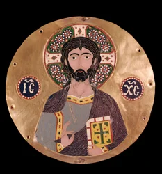 Bysantinsk konst: "" christ pantocrator"" (Kristus i ära) Jesu Kristi aureol är markerad med ett kors och kan läsas christogrammet ICXC - Emalj från 1000-talet Madrid, Museo Lazaro Galdiano - Bysantinsk konst: Kristus Pantocrator (Kristus) i Glory