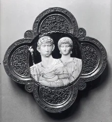 Kaméo föreställande kejsar Honorius (395-423) och hans hustru Maria (elfenben och metall) (se även 189590)