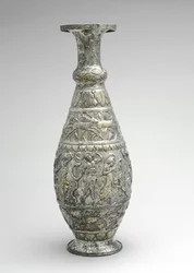 Ewer (Pitcher) med vilt-, skaldjurs- och vinscener, sent 300-tal (silver med spår av förgyllning)