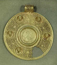 Cirkulär guldmedaljong: solidus av Konstantin I den store (270-337 e.Kr.) slår till vid Sirmium 321 e.Kr., i en opus interrasile ram, prydd med 5 reliefbyster. 4:e århundradet e.Kr. Sön 0 092 m Paris, Louvren