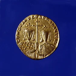 Guldmynt i bilden av kejsarna Konstantin VII Porphyrogenet (913 - 959) och hans son Roman II (959 - 963).