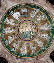 Kristi dop i Jordanfloden (personifierad av gestalten till vänster) och de tolv apostlarna. Mosaik i kupolen i arianernas baptisterium (Battistero degli Ariani). 400- eller 500-talet. Ravenna, Italien