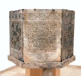 Ambo från den bysantinska kyrkan Saint Theodoros, Beit Sila, Jerusalem, 600-talet e.Kr. (bituminös sten)