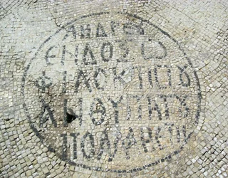 Grekisk inskription från ett bysantinskt mosaikgolv i Caesarea, Israel (mosaik)