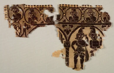 Halsprydnad av en tunika, 400-tal (väv av gobeläng med extra inslagsomslag, ofärgat linne och färgad ull)