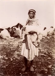 En herdepojke som bär ett lamm, ca 1894-1914