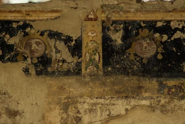 Freskfragment, Salus Augusta Temple-Cryptoporticus, antika romerska staden Urbs Salvia, Urbisaglia, Marche, Italien (foto)