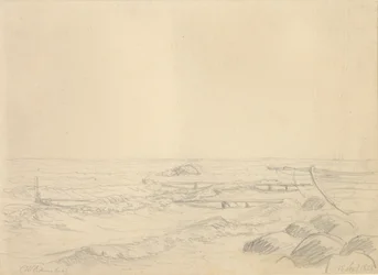 Strandområde med vågor som slår mot stenar och en brygga.