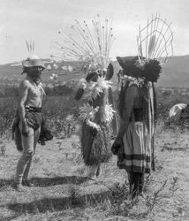 Indianskt folk och stammens rundhus och ceremonidräkt, Kalifornien