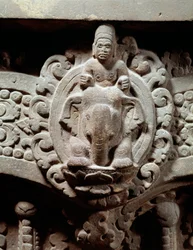 Khmerkonst: ”Guden Indra i mitten på Airavata och maruterna, stormens och vindens gudar”. Stenöverstycke i Sambor Prei Kuk-stil (600-650). Från Kambodja. Paris, Musée Guimet, Nationalmuseet för asiatisk konst