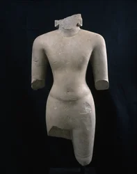 Torso of a Deity (troligen Vishnu), ca. 700-talet (sandsten)