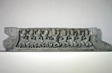 Pediment som visar nio dansande asparer, sent 1100-tidigt 1200-tal, från Bayon, Angkor Thom (sandsten)