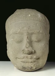 Buddhahuvud med slutna ögon, Angkor