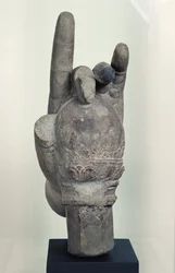 Hand från en kolossal staty av Shiva, från Koh Ker, Kompong Thom-provinsen (sandsten)
