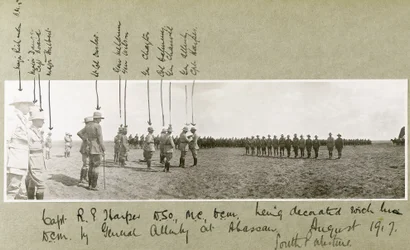 General Allenby dekorerar kapten Harper med D.C.M. vid en ceremoni i Abassan, södra Palestina, augusti 1917