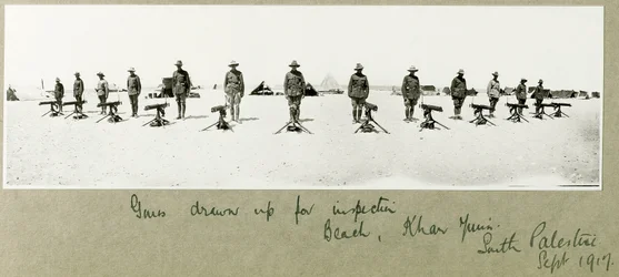 Vapen utarbetade för inspektion på stranden, Khan Yunis, september 1917