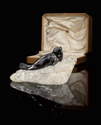 En obsidianmodell av en säl, ca. 1900 (obsidian, siden och sammet fodrad trälåda)