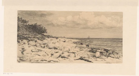 Strand med småsten, vid havet