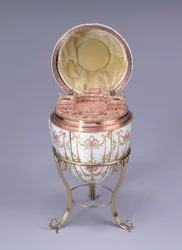 Gatjinapalatsets ägg, tillverkat av Michail Perchin (verksam 1884-1903), 1901, guld, en plein-emalj och småpärlor