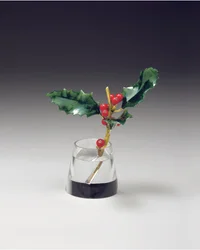 Holly spray i en avsmalnande vas, ca 1890
