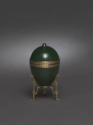 Jadeägg med stativ, efter 1900
