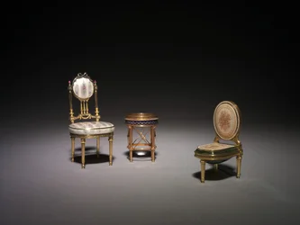 Miniatyrstol, kompass och miniatyrbidé