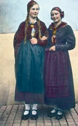 Österrike, Porträtt av två unga kvinnor från Kärnten. Bilddatum: cirka 1920. Carl Simon-arkivet