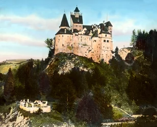 Rumänien, Transsylvanien, Bran-slottet (känt som Draculas slott) nära byn Bran och staden Brasov, bilddatum: cirka 1920. Carl Simon-arkivet