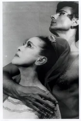 Martha Graham (1894-1991) och Bertram Ross (1920-2003) i "Visionary Recital", 27 juni 1961 (silvergelatintryck)