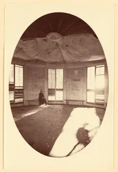 Interiör av paviljong, byggd på en trädstubbe, Mammoth Tree Grove, Calaveras Co, Kalifornien.