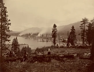 Vy över Gleenbrook Bay, Lake Tahoe, med sågverk, vågbrytare och ångare från Carson and Tahoe Lumber and Flume Co, samt ändhållplatsen Lake Tahoe, N.G.R.R.