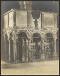 Milano - S. Ambrogio-basilikan - kristen ambo och sarkofag från 600-talet