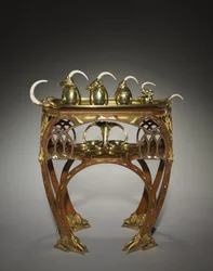 Bricka med gräddkanna, täckt sockerskål, tekanna, varmvattenkruka och salver, utförd av Adrien-Aurélien Hebrard (1866-1937), och bord, ca 1907 (inlagt trä (mahogny?), gjutna och förgyllda bronsfästen, inlägg av elfenben eller ben, metall och pärlemor (mar