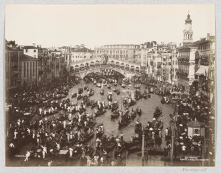 Gondolregatta på Canal Grande i Venedig vid Rialtobron