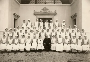 Gruppfoto av en psykiatrisk sjuksköterska under första världskriget